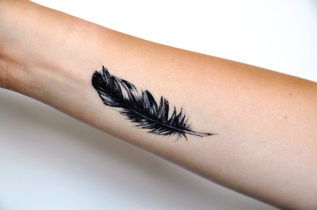 40 Amazing Feather Tattoos You Need On Your Body 40 Amazing Feather Tattoos You Need On Your Body